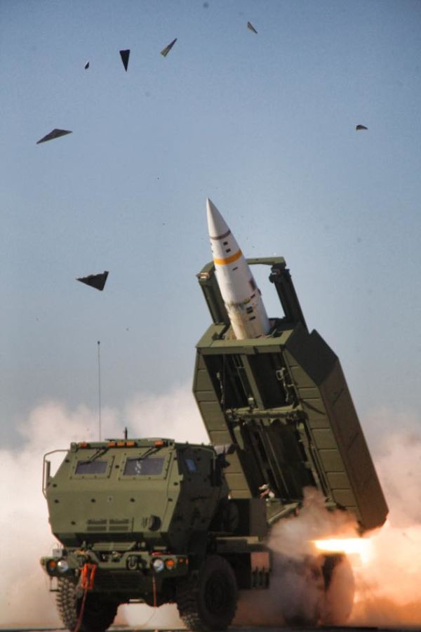Запуск модернизированной американской оперативно-тактической ракеты Lockheed Martin М57А1 ATACMS c боевой машины реактивной системы залпового огня М14