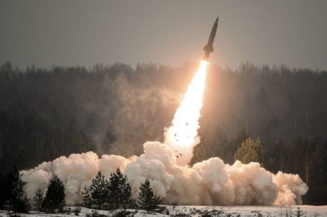 Запуск оперативно-тактической ракеты "Точка-У"