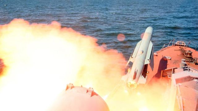 Запуск противокорабельной крылатой ракеты "Малахит"