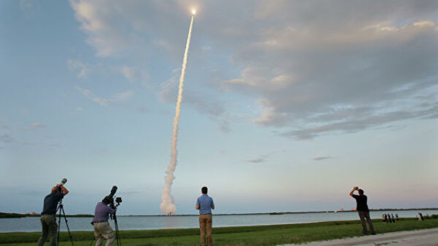 Запуск ракеты-носителя Delta IV с военным спутником с космодрома на мысе Канаверал, США