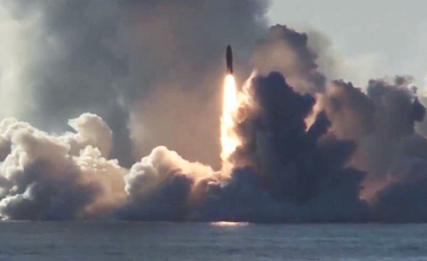Запуск ракеты "Булава" по полигону Кура с подводного крейсера "Юрий Долгорукий" в Белом море