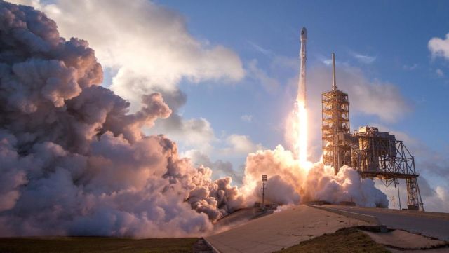 Запуск ракеты Falcon 9 SpaceX у побережья Флориды