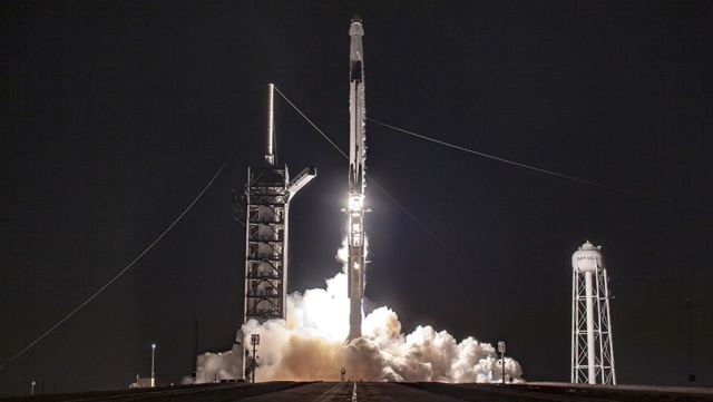 Запуск ракеты-носителя Falcon 9 c космическим кораблем Crew Dragon с мыса Канаверал. 2 марта 2019 года