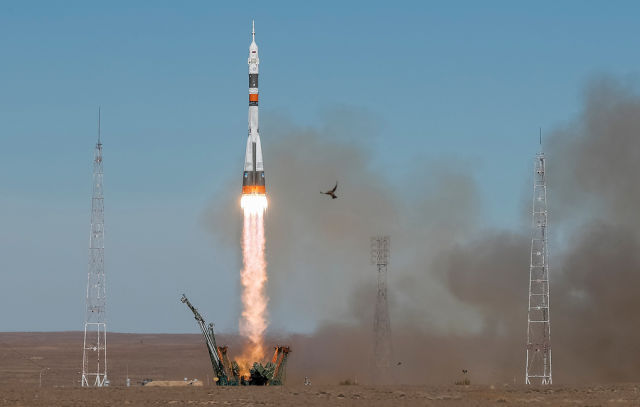 Запуск ракеты-носителя "Союз-ФГ" с кораблем "Союз МС-10"