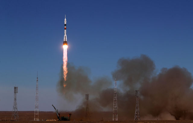 Запуск ракеты-носителя "Союз-ФГ" с кораблем "Союз МС-10"