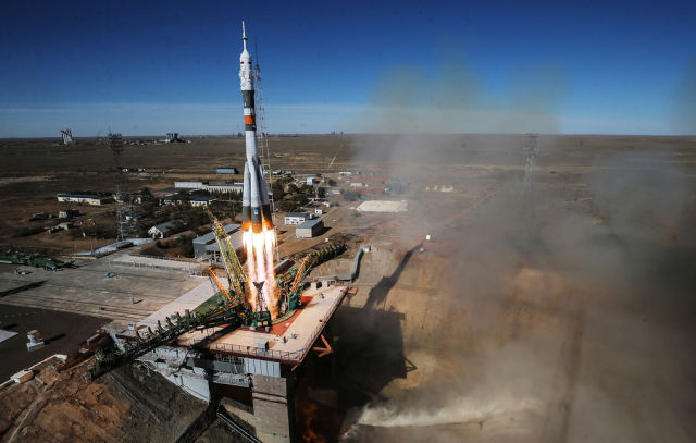 Запуск ракеты-носителя "Союз-ФГ" с кораблем "Союз МС-10" 11 октября 2018 года