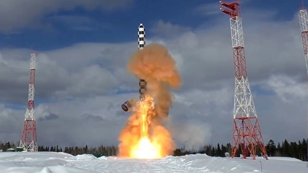 Запуск тяжелой межконтинентальной баллистической ракеты "Сармат" с космодрома "Плесецк"