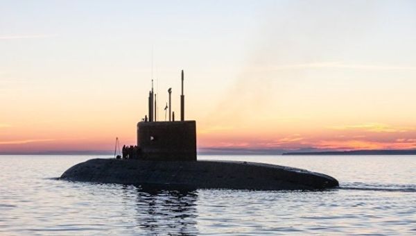 Заводские ходовые испытания подводной лодки. Вид на левый борт. архивное фото