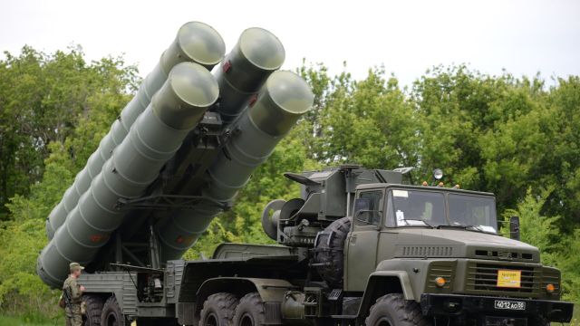Зенитные ракетные комплексы С-300 "Фаворит"