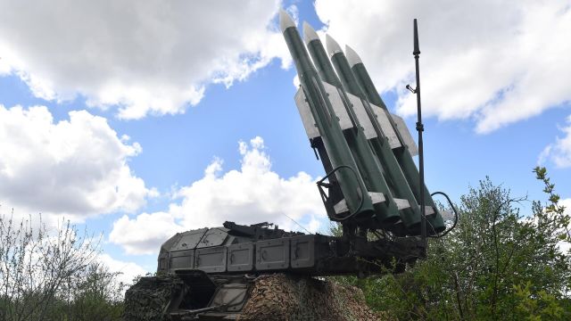 Зенитный ракетный комплекс (ЗРК) "Бук-МЗ" Вооруженных сил России работает на Харьковском направлении специальной военной операции на Украине