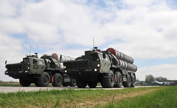 Зенитные ракетные комплексы C-400 во время тренировки парада Победы на военном аэродроме в Ростове-на-Дону