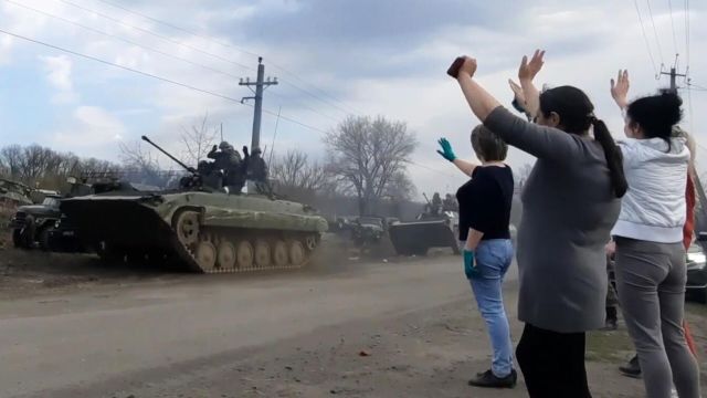 Женщины провожают колонну подразделений ВС России, проходящую через освобожденные от украинских националистических вооруженных формирований населенные пункты Харьковской области в ходе проведения специальной военной операции