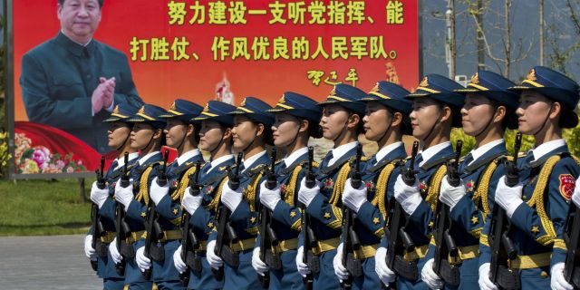 Женщины-солдаты НОАК во время маршировки на военной базе под Пекином