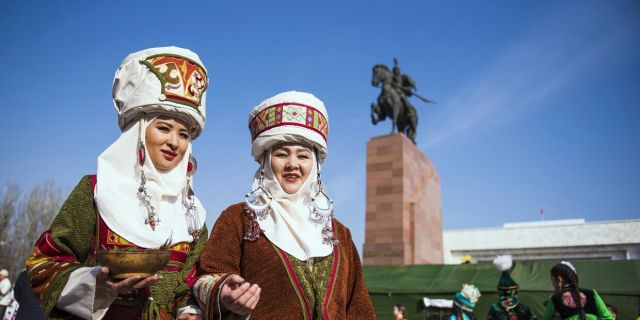 Женщины в национальных костюмах в Бишкеке