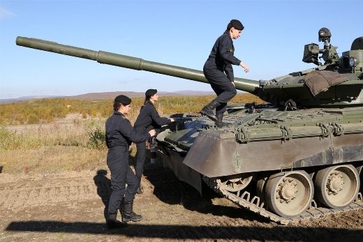 Женский экипаж Т-80БВМ