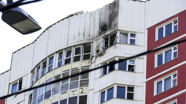 Жилой дом, пострадавший в результате атаки беспилотника в Москве