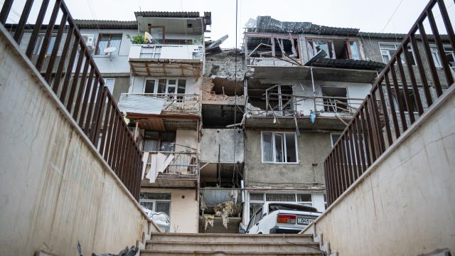 Жилой дом, пострадавший в результате обстрела в Степанакерте