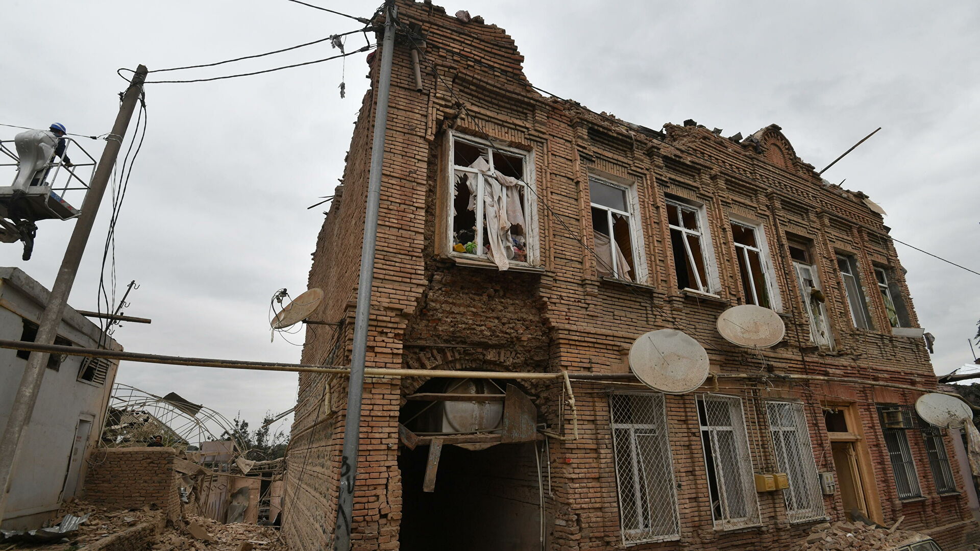 Жилой дом, разрушенный в результате обстрела города Гянджа - Галерея -  ВПК.name