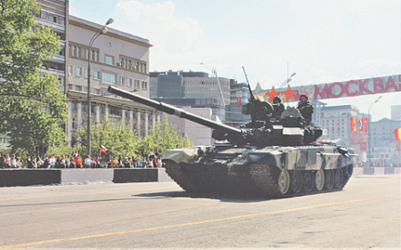 Жители Москвы приветствуют экипаж танка Т-90А, возвращающийся к месту временной дислокации после участия в военном параде на Красной площади. Фото Владимира Карнозова