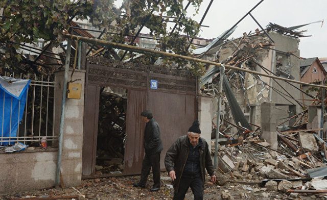 Жители Степанакерта осматривают дом, разрушенный после обстрела