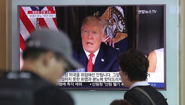 Жители Сеула смотрят трансляцию выступления президента США Дональда Трампа. Архивное фото