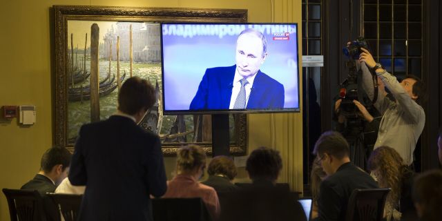 Журналисты смотрят «Прямую линию» с Владимиром Путиным