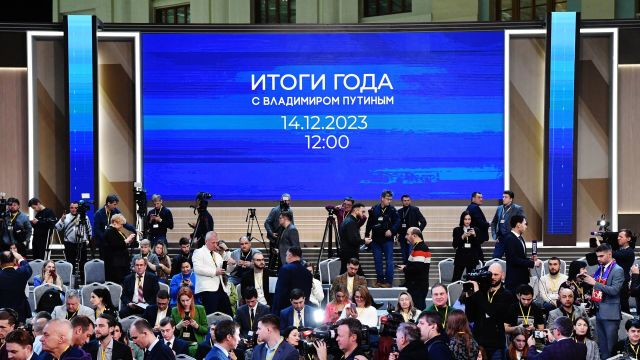 Журналисты в зале перед началом совместной "прямой линии" и большой пресс-конференции президента РФ Владимира Путина