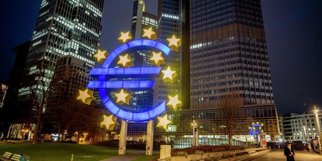 Знак Евро во Франкфурте, Германия