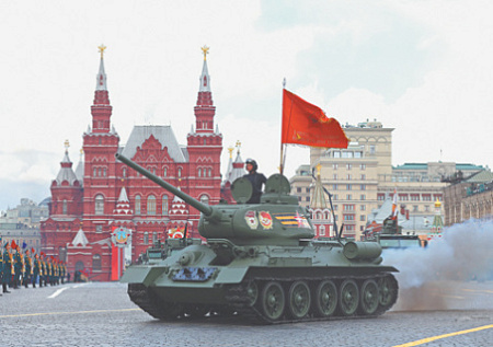 Знамя Победы на историческом танке Т-34-85 на Красной площади остается главным символом борьбы с фашизмом. Фото Reuters