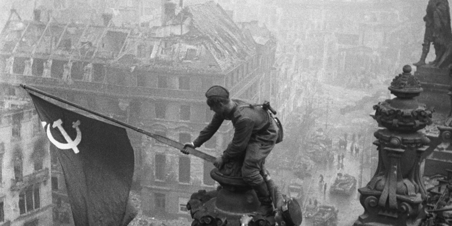 водрузили знамя победы над рейхстагом в берлине