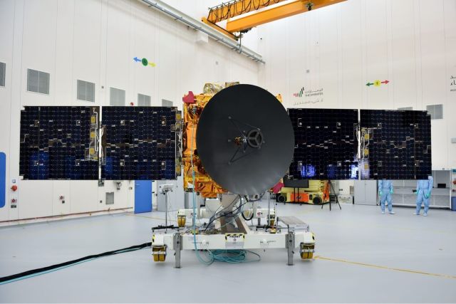 Зонд Hope с разложенными солнечными батареями в чистой комнате Космического центра имени Мухаммеда бин Рашида (MBRSC) проходит финальную проверку перед отправкой в Японию для запуска