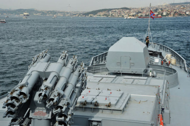 Звездой салона стал российский фрегат "Адмирал Эссен", прибывший в Стамбул из Севастополя.
